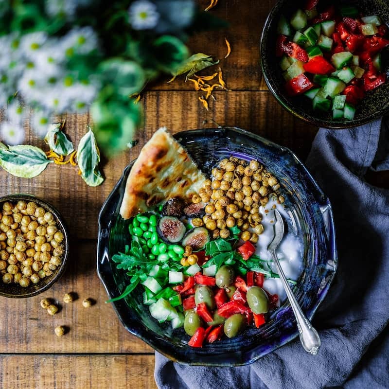 Rostade kikärtor med grönsaker och hummus