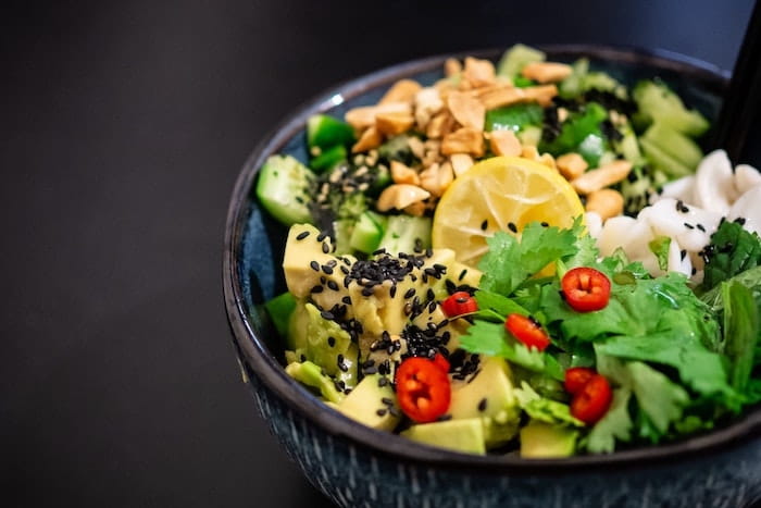Grön bowl med avokado och quinoa